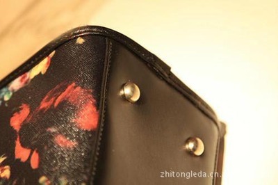 L-156新款玫瑰印花手袋 复古油画风潮中的时尚宣言